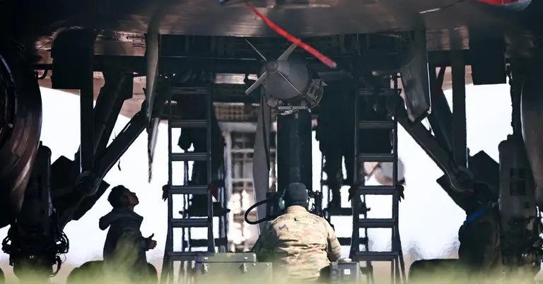 আরএএফ ফেয়ারফোর্ড বিমানঘাঁটিতে বি-১ ল্যান্সার বোমারু বিমানের অ্যাটাক মিউনিশন লোড করা হচ্ছে